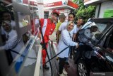 Direktur Utama Pertamina Nicke Widyawati (tengah) didampingi Direktur Pemasaran Masud Khamid (kanan) mengisi Bahan Bakar Minyak (BBM) jenis Pertamax pada mobil konsumen saat sidak ke SPBU Unsil, Kota Tasikmalaya, Jawa Barat, Minggu (10/2/2019). Sidak tersebut untuk memastikan harga BBM non subsidi seperti Pertalite turun Rp150 per liter, Pertamax Rp200 per liter, Pertamax Turbo Rp250 per liter, Dexlite Rp200 per liter dan Dex Rp100 per liter sebagai bentuk penyesuaian dengan harga minyak mentah dunia yang turun. ANTARA FOTO/Adeng Bustomi/pras. 