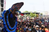 Seniman menari barongan saat Gelar Tari Kuda Kepang dan Barongan di Kota Madiun, Jawa Timur, Sabtu (9/2/2019). Gelar seni budaya yang bisa ditonton secara gratis tersebut untuk melestarikan seni budaya nusantara dan menghibur masyarakat. Antara Jatim/Siswowidodo/ZK.