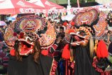 Seniman menari barongan saat Gelar Tari Kuda Kepang dan Barongan di Kota Madiun, Jawa Timur, Sabtu (9/2/2019). Gelar seni budaya yang bisa ditonton secara gratis tersebut untuk melestarikan seni budaya nusantara dan menghibur masyarakat. Antara Jatim/Siswowidodo/ZK.