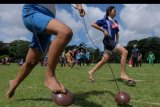 Sejumlah siswa mengikuti lomba permainan tradisional 