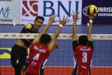 Pebola voli putra Jakarta BNI 46, Sigit Ardian (kiri) melakukan smes yang ditahan pebola voli Jakarta Pertamina Energi, Oky Setia Primadi (tengah) dan Anthon Bertiyawan (kanan) pada pertandingan Final Four putaran pertama bola voli Proliga 2019 di Gor Jayabaya, Kota Kediri, Jawa Timur, Sabtu (9/2/2019) malam. Jakarta BNI 46 menang dengan skor 2-0 (25-18), (25-23), dan (31-29). Antara Jatim/Prasetia Fauzani/ZK.