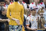 Pebalap Moto GP Marc Marquez memainkan angklung saat kunjungan di Saung Angklung Udjo, Bandung, Jawa Barat, Minggu (10/2/2019). Marc Marquez dikenalkan dan bermain alat musik tradisional yang terbuat dari bambu tersebut. ANTARA JABAR/M Agung Rajasa/agr. 