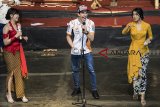 Pebalap Moto GP Marc Marquez (tengah) bernyanyi menghibur penggemarnya saat berkunjung di Saung Angklung Udjo, Bandung, Jawa Barat, Minggu (10/2/2019). Marc Marquez dikenalkan dan bermain alat musik tradisional angklung yang terbuat dari bambu tersebut. ANTARA JABAR/M Agung Rajasa/agr. 