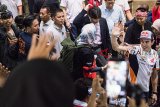Pebalap Moto GP Marc Marquez melambaikan tangan kepada penggemarnya saat kunjungnya di Saung Angklung Udjo, Bandung, Jawa Barat, Minggu (10/2/2019). Marc Marquez dikenalkan dan bermain alat musik tradisional yang terbuat dari bambu tersebut. ANTARA JABAR/M Agung Rajasa/agr. 