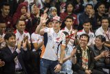 Pebalap Moto GP Marc Marquez melambaikan tangan kepada penggemarnya saat berkunjung di Saung Angklung Udjo, Bandung, Jawa Barat, Minggu (10/2/2019). Marc Marquez dikenalkan dan bermain alat musik tradisional angklung yang terbuat dari bambu tersebut. ANTARA JABAR/M Agung Rajasa/agr. 