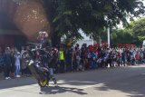 Bikers melakukan aktraksi freestyle motor saat mengikuti Millennial Road Safety Festival di kawasan K.K Singawinata, Purwakarta, Jawa Barat, Minggu (10/2/2019) Festival tersebut bertujuan untuk mengajak masyarakat dan generasi millenial agar meningkatkan keselamatan berkendara guna mengurangi angka kecelakaan lalu lintas. ANTARA JABAR/M Ibnu Chazar/agr. 