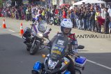 Sejumlah anggota Polisi Wanita (Polwan) menunjukan kecakapan dalam berkendara motor saat mengikuti Millennial Road Safety Festival di kawasan K.K Singawinata, Purwakarta, Jawa Barat, Minggu (10/2/2019) Festival tersebut bertujuan untuk mengajak masyarakat dan generasi millenial agar meningkatkan keselamatan berkendara guna mengurangi angka kecelakaan lalu lintas. ANTARA JABAR/M Ibnu Chazar/agr. 