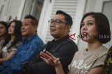 Gubernur Jawa Barat Ridwan Kamil (kedua kanan) bersama pemeran Milea dalam film Dilan, Vanesha Prescilla (kanan) memberikan keterangan saat jumpa pers bersama awak media di Rumah Dinas Gubernur Jabar, Gedung Pakuan, Bandung, Jawa Barat, Minggu (10/2/2019). Dalam jumpa pers tersebut, Ridwan Kamil bersama pemain film Dilan 1990 akan memperingati Hari Dilan pada 24 Februari mendatang serta menggelar nonton bareng film Dilan hanya dengan harga Rp 10 ribu. ANTARA JABAR/Raisan Al Farisi/agr. 