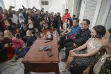 Gubernur Jawa Barat Ridwan Kamil (ketiga kanan) bersama pemeran Milea dalam film Dilan, Vanesha Prescilla (kedua kanan) memberikan keterangan saat jumpa pers bersama awak media di Rumah Dinas Gubernur Jabar, Gedung Pakuan, Bandung, Jawa Barat, Minggu (10/2/2019). Dalam jumpa pers tersebut, Ridwan Kamil bersama pemain film Dilan 1990 akan memperingati Hari Dilan pada 24 Februari mendatang serta menggelar nonton bareng film Dilan hanya dengan harga Rp 10 ribu. ANTARA JABAR/Raisan Al Farisi/agr. 