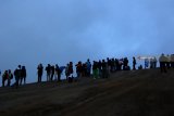 Wisatawan berada di kaldera Gunung Ijen di Banyuwangi, Jawa Timur, Minggu (10/2/2019). Untuk memberikan kemudahan bagi pengunjung, Balai Besar Konservasi Sumber Daya Alam ( BBKSDA) Jawa Timur, akan memberlakukan pembelian tiket secara Online  kepada wisatawan yang akan melakukan pendakian Gunung Ijen, melalui aplikasi 