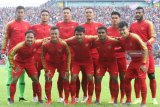 Pesepakbola Timnas U-22 berfoto bersama sebelum bertanding melawan tim  Arema FC dalam laga uji coba di Stadion Kanjuruhan Malang, Jawa Timur, Minggu (10/2/2019).  Timnas U-22 mengimbangi Arema dengan skor akhir 1-1. Antara Jatim/Ari Bowo Sucipto/ZK.