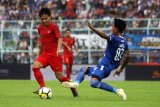 Pesepakbola Timnas U-22, Witan Sulaiman (kiri) berusaha melewati hadangan pesepakbola Arema FC, Johan Alfarisy (kanan) dalam pertandingan uji coba di Stadion Kanjuruhan Malang, Jawa Timur, Minggu (10/2/2019).  Timnas U-22 mengimbangi Arema dengan skor akhir 1-1. Antara Jatim/Ari Bowo Sucipto/ZK.