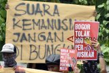 Sejumlah komunitas musisi jalanan se-Bogor Raya melakukan aksi Bogor Tolak Rancangan Undang-undang (RUU) Permusikan di Tepas Lawang Salapan, Kota Bogor, Jawa Barat, Minggu (10/2/2019). Dalam aksinya mereka menentang isi RUU Permusikan yang dinilai akan membelenggu kebebasan berekspresi serta membatasi kreativitas musisi untuk berkarya. ANTARA JABAR/Arif Firmansyah/agr. 