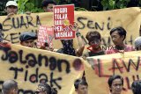 BOGOR TOLAK RUU PERMUSIKAN. Sejumlah komunitas musisi jalanan se-Bogor Raya melakukan aksi Bogor Tolak Rancangan Undang-undang (RUU) Permusikan di Tepas Lawang Salapan, Kota Bogor, Jawa Barat, Minggu (10/2/2019). Dalam aksinya mereka menentang isi RUU Permusikan yang dinilai akan membelenggu kebebasan berekspresi serta membatasi kreativitas musisi untuk berkarya. ANTARA JABAR/Arif Firmansyah/agr. 
