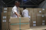 Pekerja menata tumpukan logistik surat suara  Pemilu 2019 yang baru datang di Gudang KPU Malang, Jawa Timur, Senin (11/2/2019). Selanjutnya surat suara tersebut akan disortir dan dihitung untuk memastikan jumlahnya cukup saat dipakai dalam Pemilu 2019. Antara Jatim/Ari Bowo Sucipto/ZK.