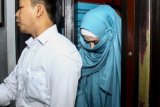 Istri musisi Ahmad Dhani, Mulan Jameela (kanan) usai menjenguk suaminya di Rutan Kelas I Surabaya di Medaeng, Sidoarjo, Jawa Timur, Senin (11/2/2019). Ahmad Dhani ditahan atas kasus tuduhan pencemaran nama baik dengan mengatakan 