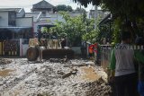 Alat berat mengeruk lumpur pascabanjir bandang yang terjadi Komplek Jati Endah Regency, Pasir Jati, Cilengkrang, Kabupaten Bandung, Jawa Barat, Senin (11/2/2019). Ketua Badan Pengurus Forum Komunikasi Kader Konservasi Indonesia (BP FK3I), Dedi Kurniawan mengatakan, banjir bandang yang terjadi di Pasir Jati tersebut diduga akibat alih fungsi lahan dari kawasan serapan menjadi kawasan non-resapan di Kawasan Bandung Utara (KBU). ANTARA JABAR/Raisan Al Farisi/agr.