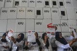 Sejumlah petugas melipat surat suara Pemilihan Presiden dan Wakil Presiden di Gudang Logistik KPU Kota Tasikmalaya, Jawa Barat, Senin (11/2/2019). Sebanyak 2.470.385 lembar surat suara yang terbagi menjadi surat suara untuk Pilpres, DPR RI, DPR Provinsi, DPRD dan DPD, nantinya akan didistribusikan ke 2.063 TPS dan ditargetkan selesai dalam dua minggu dengan jumlah petugas pelipatan 1.000 orang dari PPK, PPS serta KPPS. ANTARA JABAR/Adeng Bustomi/agr.