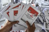 Sejumlah petugas melipat surat suara Pemilihan Presiden dan Wakil Presiden di Gudang Logistik KPU Kota Tasikmalaya, Jawa Barat, Senin (11/2/2019). Sebanyak 2.470.385 lembar surat suara yang terbagi menjadi surat suara untuk Pilpres, DPR RI, DPR Provinsi, DPRD dan DPD, nantinya akan didistribusikan ke 2.063 TPS dan ditargetkan selesai dalam dua minggu dengan jumlah petugas pelipatan 1.000 orang dari PPK, PPS serta KPPS. ANTARA JABAR/Adeng Bustomi/agr.