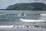 Tim SAR gabungan melakukan pencarian korban terseret ombak di Pantai Payangan, Ambulu, Jember, Jawa Timur, Senin (11/2/2019). Empat orang wisatawan asal Kabupaten Jombang, Jawa Timur, terseret ombak Pantai Payangan, mengakibatkan dua orang meninggal, satu dalam pencarian dan satu orang selamat. Antara Jatim/Seno/ZK.