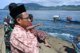 M Rifai Nurhasan (kiri), orang tua korban terseret ombak berada di pantai saat Tim SAR gabungan melakukan pencarian di Pantai Payangan, Ambulu, Jember, Jawa Timur, Senin (11/2/2019). Empat orang wisatawan asal Kabupaten Jombang, Jawa Timur, terseret ombak Pantai Payangan, mengakibatkan dua orang meninggal, satu dalam pencarian dan satu orang selamat. Antara Jatim/Seno/ZK.