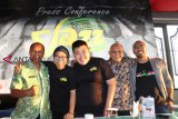 Kepala Dinas Pemuda, Olahraga dan Pariwisata Kota Pontianak Syarif Saleh Alkadrie (kiri) bersama Musisi Jazz Indro Hardjodikoro (kedua kiri), Koordinator Khatulistiwa Jazz Yuza Yanis (ketiga kiri), Ketua Perhimpunan Hotel dan Restoran Indonesia (PHRI) Kalbar Yuliardi Qamal (kedua kanan) dan Head of Corporate Affairs Gojek East Indonesia Mulawarman (kanan) berfoto bersama saat konferensi pers Khatulistiwa Jazz Festival di Pontianak, Jumat (8/2/2019). Khatulistiwa Jazz Festival yang digelar Pemerintah Kota Pontianak tersebut akan menghadirkan sepuluh grup musik Jazz dari Kalbar, Jakarta, Bali dan Yogyakarta pada Sabtu (9/2/2019). ANTARA FOTO/Jessica Helena Wuysang.