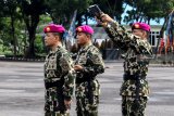 Komandan Brigif-2 yang baru Kolonel (Mar) Agus Gunawan Wibisono (kiri) diambil sumpah disaksikan pejabat lama Kolonel (Mar) Suliono (tengah) saat upacara serah terima jabatan Mako Brigif-2 Marinir Gedangan, Sidoarjo, Jawa Timur, Senin (11/2/2019). Kolonel (Mar) Agus Gunawan Wibisono menggantikan Kolonel (Mar) Suliono yang akan menempati jabatan baru sebagai Komandan Kolatmar. Antara Jatim/Umarul Faruq/ZK.