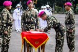 Komandan Pasmar-2 Brigjen TNI (Mar) Endi Supardi (kiri) menyaksikan penandatanganan Komandan Brigif-2 yang baru Kolonel (Mar) Agus Gunawan Wibisono (kedua kanan) dan pejabat lama Kolonel (Mar) Suliono (kanan) saat upacara serah terima jabatan Mako Brigif-2 Marinir Gedangan, Sidoarjo, Jawa Timur, Senin (11/2/2019). Kolonel (Mar) Agus Gunawan Wibisono menggantikan Kolonel (Mar) Suliono yang akan menempati jabatan baru sebagai Komandan Kolatmar. Antara Jatim/Umarul Faruq/ZK.