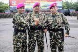 Komandan Pasmar-2 Brigjen TNI (Mar) Endi Supardi (tengah) melakukan salam komando dengan Komandan Brigif-2 yang baru Kolonel (Mar) Agus Gunawan Wibisono (kanan) dan pejabat lama Kolonel (Mar) Suliono (kiri) seusai upacara serah terima jabatan Mako Brigif-2 Marinir Gedangan, Sidoarjo, Jawa Timur, Senin (11/2/2019). Kolonel (Mar) Agus Gunawan Wibisono menggantikan Kolonel (Mar) Suliono yang akan menempati jabatan baru sebagai Komandan Kolatmar. Antara Jatim/Umarul Faruq/ZK.