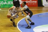 Pebasket Pelita Jaya, Ponsianus Nyoman Indrawan (kiri) berusaha mempertahankan bola dari hadangan pebasket Stapac Jakarta, Kaleb Ramot Gemilang (kanan) dalam pertandingan Indonesia Basketball League (IBL) Seri VII di GOR Bimasakti, Malang, Jawa Timur, Minggu (10/2/2019). Stapac mengalahkan Pelita Jaya dengan skor akhir 71-69. Antara Jatim/Ari Bowo Sucipto/ZK.