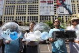 Sejumlah aktivis Koalisi Bersihkan Indonesia melakukan aksi teatrikal bertajuk Kami Ingin Masa Depan, Kami Ingin Energi Bersih, di depan Gedung KPU, Jakarta, Senin (11/2/2019). Debat Capres tanggal 17 Februari mendatang bertemakan energi, lingkungan hidup, infrastruktur, pangan, dan sumber daya alam.. ANTARA FOTO/Reno Esnir/hp.