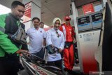 Direktur Utama Pertamina Nicke Widyawati (kedua kanan) didampingi Direktur Pemasaran Masud Khamid (ketiga kiri) mengisi Bahan Bakar Minyak (BBM) jenis Pertamax kepada ojeg motor saat sidak ke SPBU Unsil, Kota Tasikmalaya, Jawa Barat, Minggu (10/2/2019). Sidak tersebut untuk memastikan harga BBM non subsidi seperti Pertamax Rp200 per liter, Pertamax Turbo Rp250 per liter, Dexlite Rp200 per liter dan Dex Rp100 per liter sebagai bentuk penyesuaian dengan harga minyak mentah dunia yang turun. ANTARA FOTO/Adeng Bustomi/pras. 