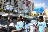 Sejumlah aktivis Koalisi Bersihkan Indonesia melakukan aksi teatrikal bertajuk Kami Ingin Masa Depan, Kami Ingin Energi Bersih, di depan Gedung KPU, Jakarta, Senin (11/2/2019). Aksi ini terkait dengan debat Capres tanggal 17 Februari mendatang bertemakan energi, lingkungan hidup, infrastruktur, pangan, dan sumber daya alam. (ANTARA FOTO)