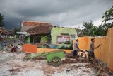 Warga membongkar rumah mereka di desa Babakan, Kertajati, Majalengka, Jawa Barat, Senin (11/2/2019). Ratusan rumah warga di desa tersebut dibongkar untuk memperluas akses jalan dari Tol Cipali menuju bandara Kertajati. (ANTARA FOTO)