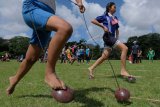 Sejumlah siswa mengikuti lomba permainan tradisional 