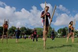 Sejumlah siswa mengikuti lomba permainan tradisional Egrang dalam rangkaian perayaan HUT ke-231 Kota Denpasar di Lapangan Puputan Badung, Denpasar, Bali, Minggu (10/2/2019). Kegiatan tersebut sekaligus sebagai ajang pendidikan budaya Bali khususnya pelestarian permainan tradisional Bali. (ANTARA FOTO)