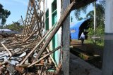  Siswa Madrasah Tsanawiyah (MTs) Fathur Rahman belajar di tenda darurat di Desa Sukorambi, Sukorambi, Jember, Jawa Timur, Selasa (12/2/2019). Sejumlah siswa MTs tersebut terpaksa belajar di tenda darurat karena ruang kelas mereka ambruk akibat hujan deras dan angin kencang. Antara Jatim/Seno/zk