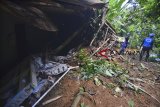 Petugas dari Tagana mencari barang pemilik rumah yang tertimbun meterial tanah longsor di Desa Panyingkiran, Kabupaten Ciamis, Jawa Barat, Selasa (12/2/2019). Berdasarkan data dari BPBD Ciamis, hujan deras pada Senin (11/2/2019) sore, mengakibatkan bencana longsor di 50 titik di Kecamatan Panawangan, Kawali, Cipaku, Jatinagara, Sindangkasih dan Ciamis. ANTARA JABAR/Adeng Bustomi/agr.