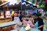 KHATULISTIWA JAZZ FESTIVAL 2019. Sejumlah pengunjung menyantap durian di gerai Pontianak Food Festival 2019 di Megamall Ayani, Pontianak, Kalbar, Sabtu (9/2/2019). Pontianak Food Festival yanSejumlah pengunjung menyantap durian di gerai Pontianak Food Festival 2019 di Megamall Ayani, Pontianak, Kalbar, Sabtu (9/2/2019). Pontianak Food Festival yang digelar Pemerintah Kota Pontianak, Perhimpunan Hotel dan Restoran Indonesia (PHRI) Kalbar serta Bank Mandiri tersebut, menyajikan kuliner khas lokal dari usaha mikro kecil dan menengah. ANTARA FOTO/Jessica Helena Wuysangg digelar Pemerintah Kota Pontianak, Perhimpunan Hotel dan Restoran Indonesia (PHRI) Kalbar serta Bank Mandiri tersebut, menyajikan kuliner khas lokal dari usaha mikro kecil dan menengah. ANTARA FOTO/Jessica Helena WuysangANTARA FOTO/JESSICA HELENA WUYSANG (ANTARA FOTO/JESSICA HELENA WUYSANG)