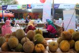 Sejumlah pengunjung menyantap durian di gerai Pontianak Food Festival 2019 di Megamall Ayani, Pontianak, Kalbar, Sabtu (9/2/2019). Pontianak Food Festival yang digelar Pemerintah Kota Pontianak, Perhimpunan Hotel dan Restoran Indonesia (PHRI) Kalbar serta Bank Mandiri tersebut, menyajikan kuliner khas lokal dari usaha mikro kecil dan menengah. ANTARA FOTO/Jessica Helena Wuysang