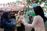 Sejumlah pengunjung menyantap makanan di area Pontianak Food Festival 2019 di Megamall Ayani, Pontianak, Kalbar, Sabtu (9/2/2019). Pontianak Food Festival yang digelar Pemerintah Kota Pontianak, Perhimpunan Hotel dan Restoran Indonesia (PHRI) Kalbar serta Bank Mandiri tersebut, menyajikan kuliner khas lokal dari usaha mikro kecil dan menengah. ANTARA FOTO/Jessica Helena Wuysang