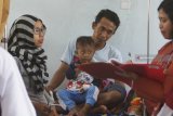 Petugas kesehatan menjelaskan perkembangan kesehatan pasien anak yang terserang demam berdarah kepada orang tuanya, di ruang perawatan RSUD dr Iskak, Tulungagung, Jawa Timur, Selasa (12/2/2019). Kendati sempat melonjak hingga 257 kasus demam berdarah dengan tiga di antaranya meninggal dunia, tertinggi kedua di Jatim, Dinkes setempat menyatakan tren kasus DBD cenderung turun dengan jumlah 57 kasus (satu meninggal) hingga pekan kedua Februari. Antara Jatim/Destyan Sujarwoko/ZK