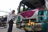 Warga melihat bus Cendana yang mengalami kecelakaan di Kota Madiun, Jawa Timur, Selasa (12/2/2019). Bus Cendana jurusan Madiun-Ponorogo yang mengalami rem blong menabrak bus Restu yang berhenti menurunkan penumpang, mengakibatkan delapan penumpang luka. Antara Jatim/Siswowidodo/Zk