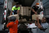 Pekerja menurunkan kardus berisi surat suara Pemilu 2019 dari dalam truk di gudang KPU Kediri, Jawa Timur, Senin (11/2/2019). KPU daerah setempat telah menerima sebanyak 630.000 lembar suarat suara DPRD Provinsi sedangkan empat jenis surat suara lainnya yakni Pilpres, DPD, DPRD, dan DPR RI akan didatangkan dari percetakan secara bertahap. Antara Jatim/Prasetia Fauzani/zk