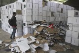 Seorang jurnalis memeriksa kondisi kotak suara yang rusak di gudang logistik KPUD Cirebon, di Plumbon, Cirebon, Jawa Barat, Selasa (12/2/2019). Badan Pengawas Pemilu (Bawaslu) Kabupaten Cirebon mencatat sebanyak 1.436 kotak suara yang rusak terkena air hujan itu tidak direkomendasikan untuk digunakan saat Pemilu nanti. ANTARA JABAR/Dedhez Anggara/agr. 