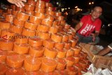 Sejumlah panitia menyusun kue keranjang di area Festival Cap Go Meh 2019 di Jalan Diponegoro Pontianak, Kalimantan Barat, Minggu (10/2/2019) malam. Sebanyak dua ribu kue keranjang seberat satu ton akan disusun menyerupai pagoda dan dipajang guna memeriahkan Festival Cap Go Meh 2019 yang dimulai pada pekan ini. ANTARA FOTO/Jessica Helena Wuysang