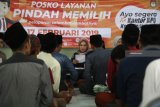 Sejumlah santri antre mendapatkan surat pindah memilih di pondok pesantren Lirboyo, Kota Kediri, Jawa Timur, Selasa (12/2/2019). Petugas KPU aktif mendatangi sejumlah pesantren guna memberikan pelayanan surat pindah memilih kepada santri dari luar daerah agar dapat menggunakan hak suaranya pada Pemilu 2019 di tempat pemungutan suara terdekat. Antara Jatim/Prasetia Fauzani/ZK