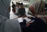 Sejumlah santri antre mendapatkan surat pindah memilih di pondok pesantren Lirboyo, Kota Kediri, Jawa Timur, Selasa (12/2/2019). Petugas KPU aktif mendatangi sejumlah pesantren guna memberikan pelayanan surat pindah memilih kepada santri dari luar daerah agar dapat menggunakan hak suaranya pada Pemilu 2019 di tempat pemungutan suara terdekat. Antara Jatim/Prasetia Fauzani/ZK