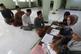 Sejumlah santri antre mendapatkan surat pindah memilih di pondok pesantren Lirboyo, Kota Kediri, Jawa Timur, Selasa (12/2/2019). Petugas KPU aktif mendatangi sejumlah pesantren guna memberikan pelayanan surat pindah memilih kepada santri dari luar daerah agar dapat menggunakan hak suaranya pada Pemilu 2019 di tempat pemungutan suara terdekat. Antara Jatim/Prasetia Fauzani/ZK