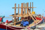 Pekerja menyelesaikan pembuatan kapal nelayan di pelabuhan lama Koetaraja, Banda Aceh, Selasa (12/2/20190. Pengusaha kapal di daerah itu menyatakan kesulitan untuk memperoleh bahan baku kayu untuk memproduksi kapal. (Antara Aceh/Ampelsa)
